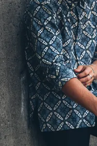 Mavi Batik Desenli Gömlek