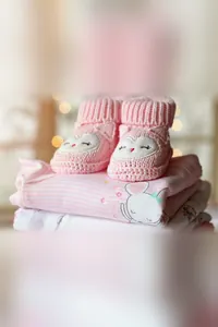Pembe Kedili Örgü Bebek Patiği