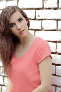 Pembe V Yaka Basic Tişört